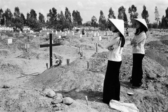 Hai phụ nữ Việt Nam trong nghĩa trang quân đội, thành phố Biên Hòa, ngày 29/4/1975.
