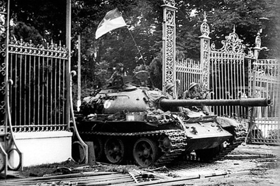 Xe tăng quân giải phóng tiến vào dinh Độc Lập ở Sài Gòn ngày 30/4/1975 kết thúc Chiến tranh Việt Nam và thống nhất đất nước.