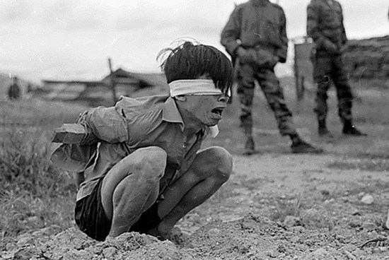 Một người Việt bị lính Mỹ bắt và nghi là chiến sĩ giải phóng chờ bị hỏi cung.