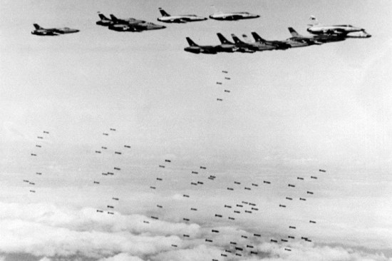 Trong cuộc chiến tranh phá hoại, máy bay cường kích Mỹ F105 “Thần Sấm” thả bom xuống miền Bắc Việt Nam.