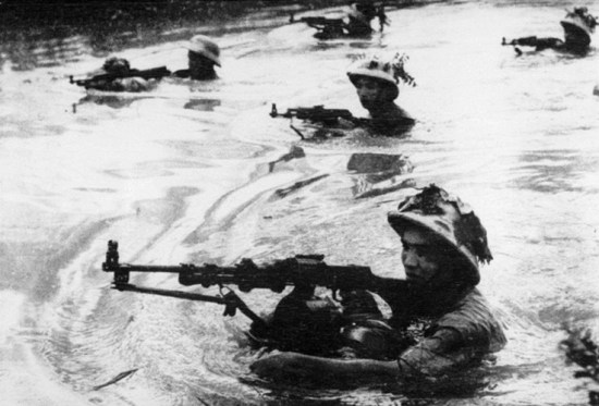 Các chiến sĩ giải phóng vượt sông trong Chiến tranh Việt Nam.
