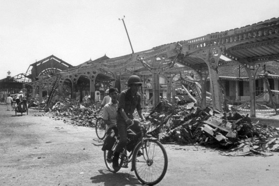 Một người lính của chính quyền Sài Gòn đạp xe ngang qua khu chợ bị tàn phá trong chiến dịch tổng tấn công và nổi dậy Tết Mậu Thân 1968.