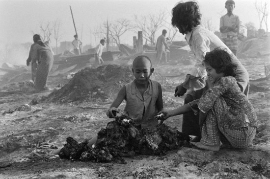 Các nạn nhân một vụ pháo kích lượm những con vịt bị thui cháy, Cần Thơ, ngày 14/2/1974.