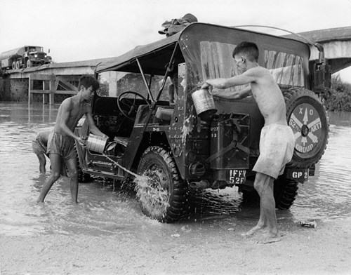 Các thanh niên người Việt được thuê để rửa xe cho lính Mỹ.