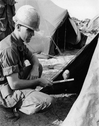 Một lính Mỹ chơi đùa cùng chú vẹt của mình.