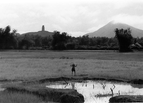 Khung cảnh ở Bình Định, miền Nam Việt Nam năm 1966, với phế tích tháp Chăm trên một ngọn đồi ở xa.