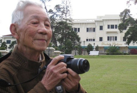 Ông Trần Văn Châu, nhà nhiếp ảnh Việt Nam đầu tiên chụp ảnh Đà Lạt xưa từ máy bay. Ảnh Hà Hữu Nết