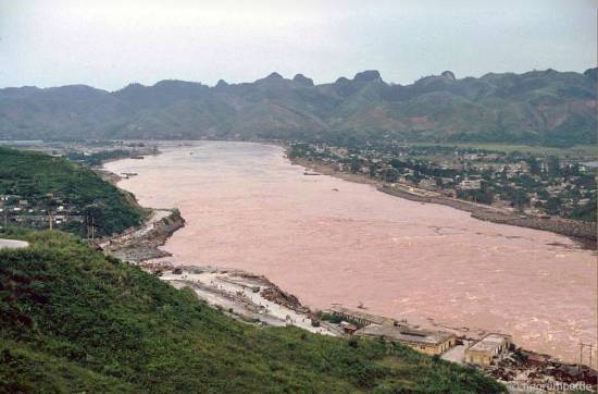 Trên sông Đà được xây đập bởi một con đập lớn.
