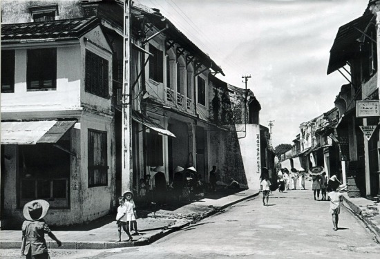 Trẻ em trên phố phường Hội An.